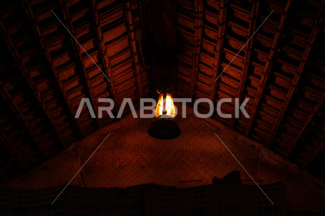 فانوس عربي تقليدي في سوق عكاظ ، فانوس معلق على سقف الحائط  ، مصباح قديم الطراز مصنوعة من النحاس ، شهر رمضان ، فانوس رمضان