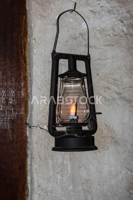 فانوس عربي تقليدي في سوق عكاظ ، فانوس معلق على سقف الحائط  ، مصباح قديم الطراز مصنوعة من النحاس ، شهر رمضان ، فانوس رمضان