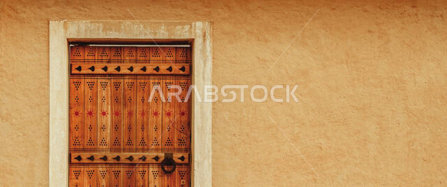  الفنون الهندسية المعمارية والتصاميم الاسلامية للأبواب القديمة في المملكة العربية السعودية, الابواب المصنوعة على الطراز الخشبي القديم, باب خشبي منحوت بالنقوش والزخارف التراثية العربية