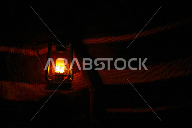 فانوس عربي تقليدي في سوق عكاظ ، فانوس معلق على سقف الحائط  ، مصباح قديم الطراز مصنوعة من النحاس ، شهر رمضان ، فانوس رمضان