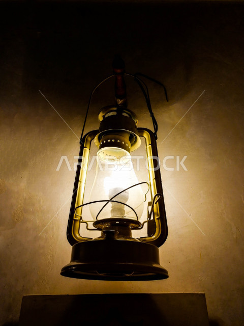 فانوس عربي تقليدي في سوق عكاظ ، فانوس معلق على سقف الحائط  ، مصباح قديم الطراز مصنوعة من النحاس ، شهر رمضان ، فانوس رمضان