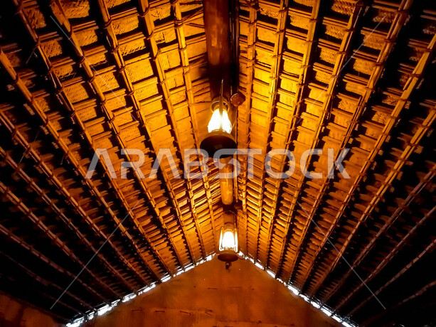 فانوس عربي تقليدي في سوق عكاظ ، فانوس معلق على سقف الحائط  ، مصباح قديم الطراز مصنوعة من النحاس ، شهر رمضان ، فانوس رمضان