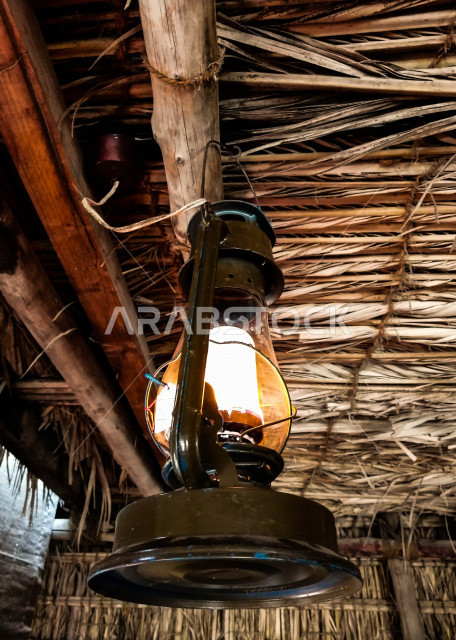 فانوس عربي تقليدي في سوق عكاظ ، فانوس معلق على سقف الحائط  ، مصباح قديم الطراز مصنوعة من النحاس ، شهر رمضان ، فانوس رمضان