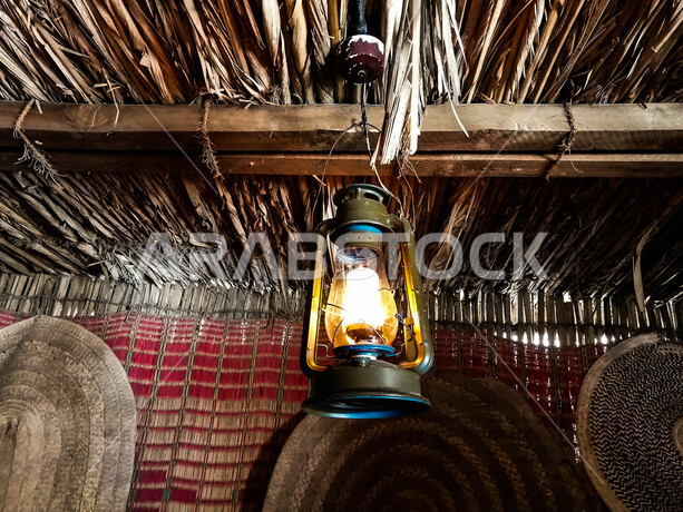 فانوس عربي تقليدي في سوق عكاظ ، فانوس معلق على سقف الحائط  ، مصباح قديم الطراز مصنوعة من النحاس ، شهر رمضان ، فانوس رمضان