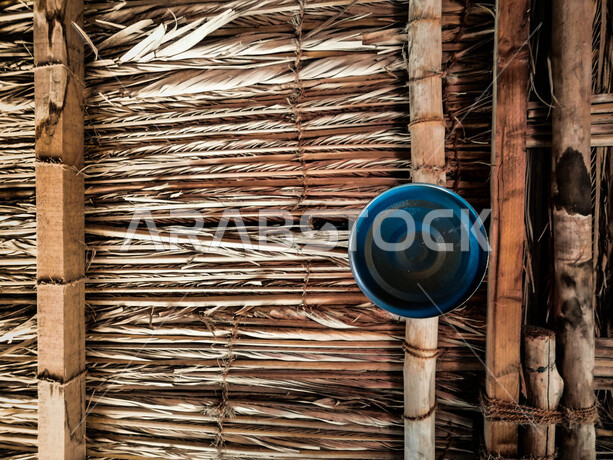 فانوس عربي تقليدي في سوق عكاظ ، فانوس معلق على سقف الحائط  ، مصباح قديم الطراز مصنوعة من النحاس ، شهر رمضان ، فانوس رمضان