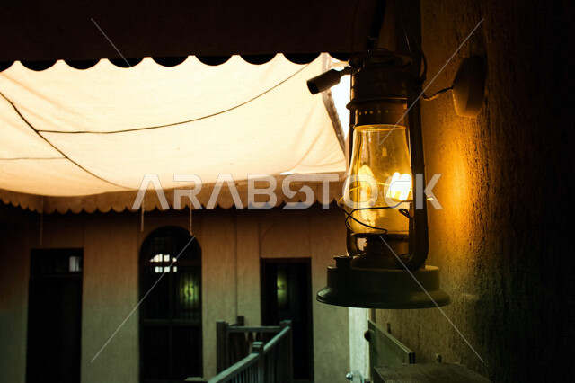 فانوس عربي تقليدي في سوق عكاظ ، فانوس معلق على سقف الحائط  ، مصباح قديم الطراز مصنوعة من النحاس ، شهر رمضان ، فانوس رمضان