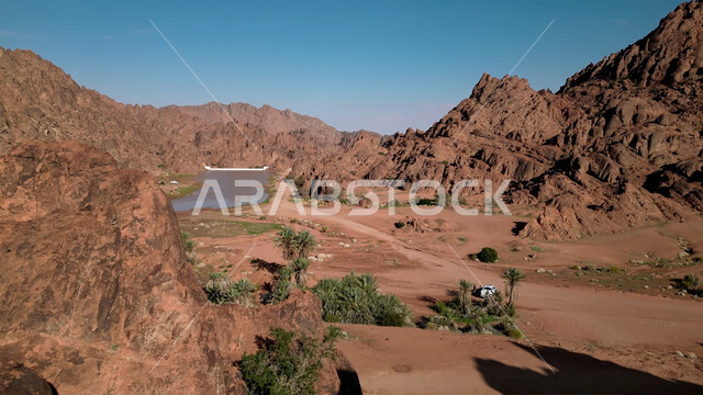 الجبال الطبيعية والقمم في المملكة العربية السعودية، التشكيلات والتكوينات الصخرية في وقت النهار، الآثار التاريخية القديمة, النحت الصخري في المناطق الصحراوية, أماكن الجذب واستقطاب السياح من شتى أنحاء العالم, معالم سياحية مشهورة