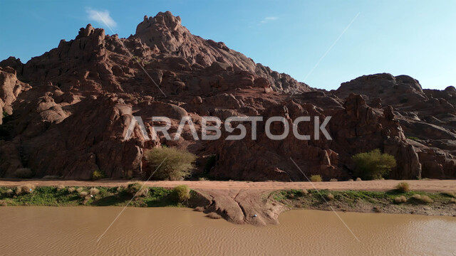 القمم والجبال الطبيعية في المملكة العربية السعودية، التشكيلات والتكوينات الصخرية في وقت النهار، الآثار التاريخية القديمة, النحت الصخري في المناطق الصحراوية, أماكن الجذب واستقطاب السياح من شتى أنحاء العالم, معالم سياحية مشهورة