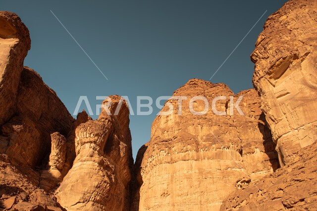 التشكيلات والتكوينات الصخرية في وقت النهار، الآثار التاريخية القديمة, صخور طبيعية رسوبية، النحت الصخري في المناطق الصحراوية, أماكن الجذب واستقطاب السياح من شتى أنحاء العالم, معالم سياحية مشهورة في المملكة العربية السعودية