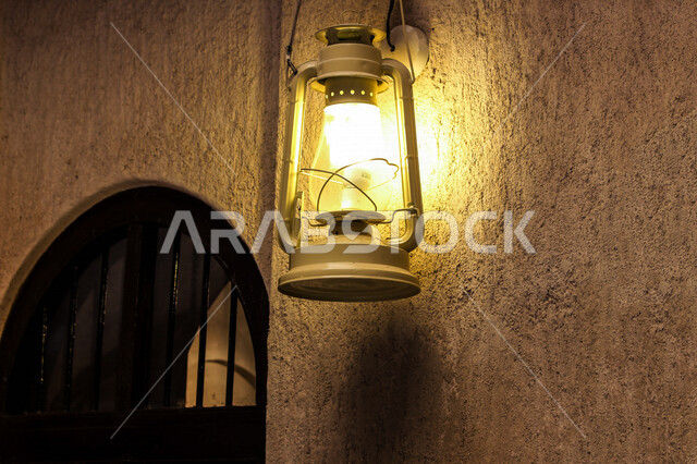 فانوس عربي تقليدي في سوق عكاظ ، فانوس معلق على سقف الحائط  ، مصباح قديم الطراز مصنوعة من النحاس ، شهر رمضان ، فانوس رمضان