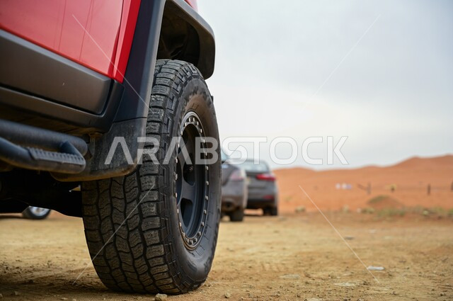 الاستمتاع بممارسة الهوايات، مغامرة شيقة على الرمال الذهبية الناعمة في صحاري المملكة العربية السعودية، أنشطة صحراوية ممتعة، قيادة سيارة الدفع الرباعي ( التطعيس ) وسط الصحراء، مغامرات سفاري على الكثبان الرملية