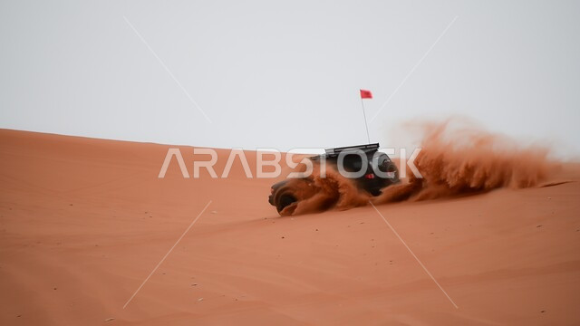 مغامرات سفاري على الكثبان الرملية، قيادة سيارة الدفع الرباعي ( التطعيس ) وسط الصحراء، أنشطة صحراوية ممتعة، مغامرة شيقة على الرمال الذهبية الناعمة في صحاري المملكة العربية السعودية، الاستمتاع بممارسة الهوايات