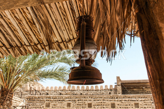 فانوس عربي تقليدي في سوق عكاظ ، فانوس معلق على سقف الحائط  ، مصباح قديم الطراز مصنوعة من النحاس ، شهر رمضان ، فانوس رمضان