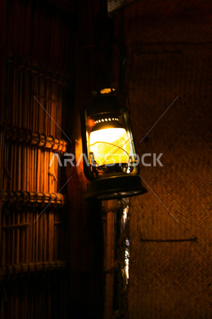 فانوس عربي تقليدي في سوق عكاظ ، فانوس معلق على سقف الحائط  ، مصباح قديم الطراز مصنوعة من النحاس ، شهر رمضان ، فانوس رمضان