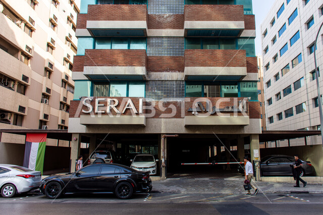 واجهة مبنى السراي في منطقة الرقة بمدينة دبي بالإمارات العربية المتحدة، ديكورات وتصاميم خارجية  عصرية متميزة على الطراز الحديث, الفن الهندسي المعماري  بواجهات زجاجية ضخمة, البناء الخارجي الحديث المتطور  للفنون الهندسية