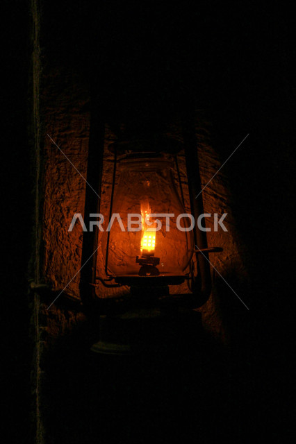 فانوس عربي تقليدي في سوق عكاظ ، فانوس معلق على سقف الحائط  ، مصباح الكيروسين المشتعل قديم الطراز مصنوعة من النحاس ، شهر رمضان ، فانوس رمضان