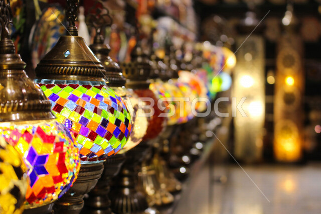 فانوس عربي تقليدي في سوق عكاظ ، فانوس معلق على سقف الحائط  ، مصباح الكيروسين المشتعل عن قرب ، مهرجان الفوانيس الاسيوية