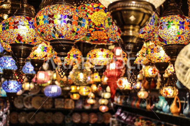 فانوس عربي تقليدي في سوق عكاظ ، فانوس معلق على سقف الحائط  ، مصباح الكيروسين المشتعل عن قرب ، مهرجان الفوانيس الاسيوية