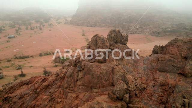 التكوينات والتشكيلات الصخرية في المناطق الصحراوية, التضاريس في القمم والمرتفعات الجبلية, منظر السماء المليئة بالغيوم والسحب البيضاء, مناطق السياحة وقضاء الوقت الممتع, أماكن الرحلات والمغامرات السياحية في الصحاري السعودية