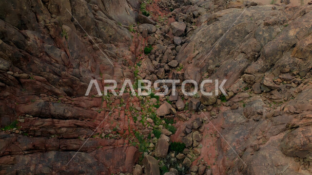 التكوينات والتشكيلات الصخرية في المناطق الصحراوية, التضاريس في القمم والمرتفعات الجبلية, منظر السماء المليئة بالغيوم والسحب البيضاء, مناطق السياحة وقضاء الوقت الممتع, أماكن الرحلات والمغامرات السياحية في الصحاري السعودية