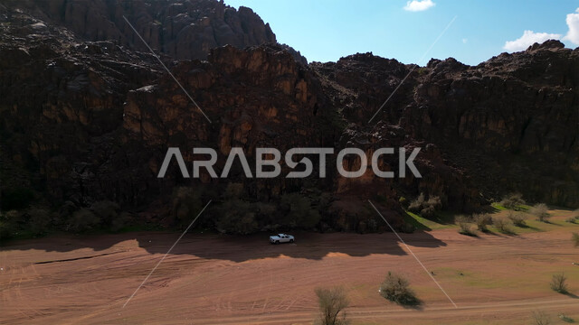 التكوينات والتشكيلات الصخرية في المناطق الصحراوية, التضاريس في القمم والمرتفعات الجبلية, منظر السماء المليئة بالغيوم والسحب البيضاء, مناطق السياحة وقضاء الوقت الممتع, أماكن الرحلات والمغامرات السياحية في الصحاري السعودية