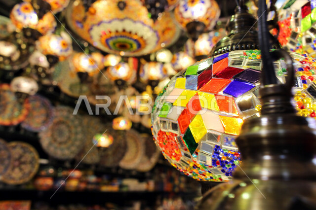 فانوس عربي تقليدي في سوق عكاظ ، فانوس معلق على سقف الحائط  ، مصباح الكيروسين المشتعل عن قرب ، مهرجان الفوانيس الاسيوية