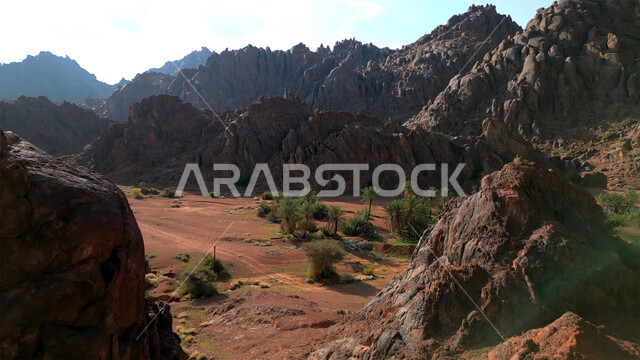 التكوينات والتشكيلات الصخرية في المناطق الصحراوية, التضاريس في القمم والمرتفعات الجبلية, منظر السماء المليئة بالغيوم والسحب البيضاء, مناطق السياحة وقضاء الوقت الممتع, أماكن الرحلات والمغامرات السياحية في الصحاري السعودية