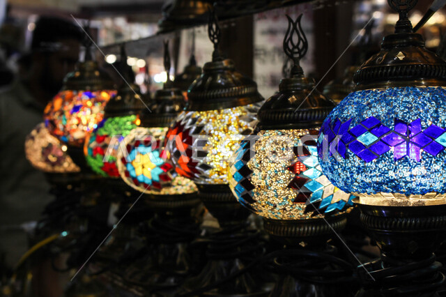 فانوس عربي تقليدي في سوق عكاظ ، فانوس معلق على سقف الحائط  ، مصباح الكيروسين المشتعل عن قرب ، مهرجان الفوانيس الاسيوية