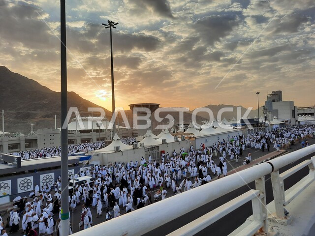 اداء مناسك الحج والعمرة في وقت غروب الشمس، حجاج بيت الله الحرام في مزدلفة يرتدون لباس الإحرام في مكة المكرمة في المملكة العربيه السعودية,  العبادة والتقرب إلى الله في معالم واماكن اسلامية دينية مقدسة