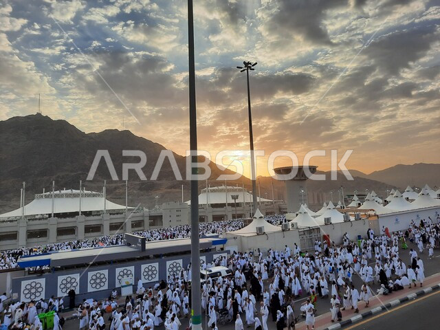 اداء مناسك الحج والعمرة في وقت غروب الشمس، حجاج بيت الله الحرام في مزدلفة يرتدون لباس الإحرام في مكة المكرمة في المملكة العربيه السعودية,  العبادة والتقرب إلى الله في معالم واماكن اسلامية دينية مقدسة