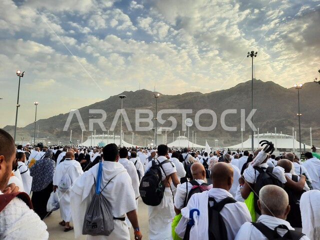 حجاج بيت الله الحرام في مزدلفة يرتدون لباس الإحرام في مكة المكرمة في المملكة العربيه السعودية,  العبادة والتقرب إلى الله في معالم واماكن اسلامية دينية مقدسة، اداء مناسك الحج والعمرة في وقت غروب الشمس