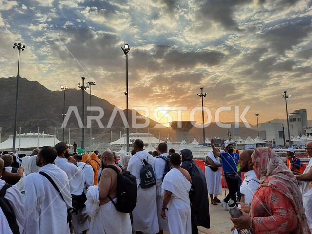حجاج بيت الله الحرام في مزدلفة يرتدون لباس الإحرام في مكة المكرمة في المملكة العربيه السعودية,  العبادة والتقرب إلى الله في معالم واماكن اسلامية دينية مقدسة، اداء مناسك الحج والعمرة في وقت غروب الشمس