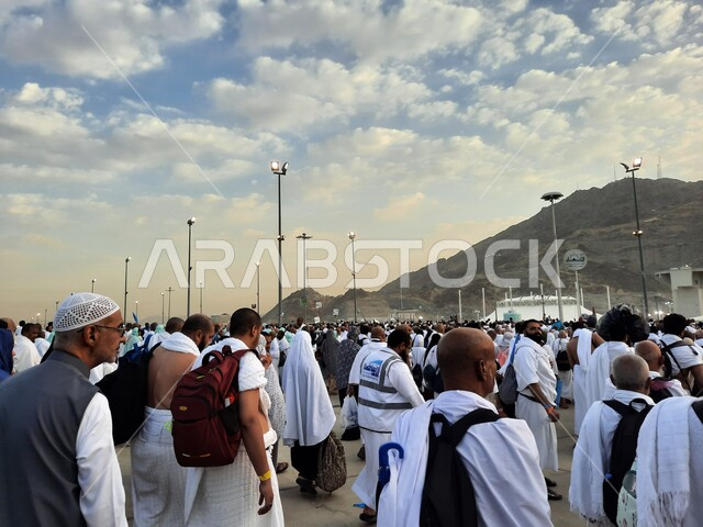 حجاج بيت الله الحرام في مزدلفة يرتدون لباس الإحرام في مكة المكرمة في المملكة العربيه السعودية,  العبادة والتقرب إلى الله في معالم واماكن اسلامية دينية مقدسة، اداء مناسك الحج والعمرة في وقت غروب الشمس