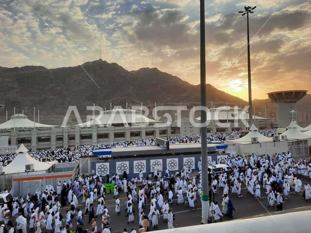 حجاج بيت الله الحرام في مزدلفة يرتدون لباس الإحرام في مكة المكرمة في المملكة العربيه السعودية,  العبادة والتقرب إلى الله في معالم واماكن اسلامية دينية مقدسة، اداء مناسك الحج والعمرة في وقت غروب الشمس