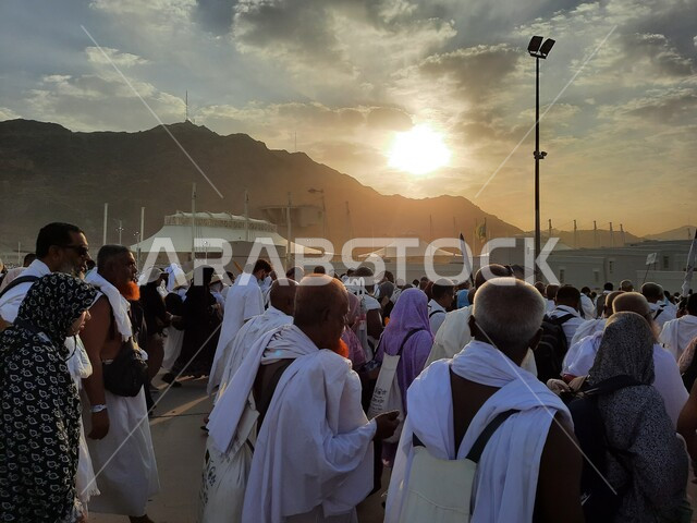مجموعة من الحجاج يسيرون على جسر الجمرات بمكة المكرمة، أداء مناسك الحج والعمرة, أماكن و معالم دينية إسلامية مقدسة في المملكة العربية السعودية, زيارة بيت الله الحرام في وقت النهار
