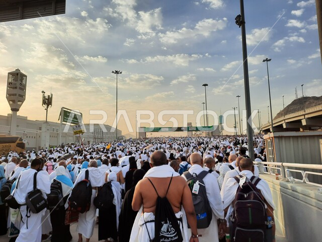 مجموعة من الحجاج يسيرون على جسر الجمرات بمكة المكرمة، أداء مناسك الحج والعمرة, أماكن و معالم دينية إسلامية مقدسة في المملكة العربية السعودية, زيارة بيت الله الحرام في وقت النهار