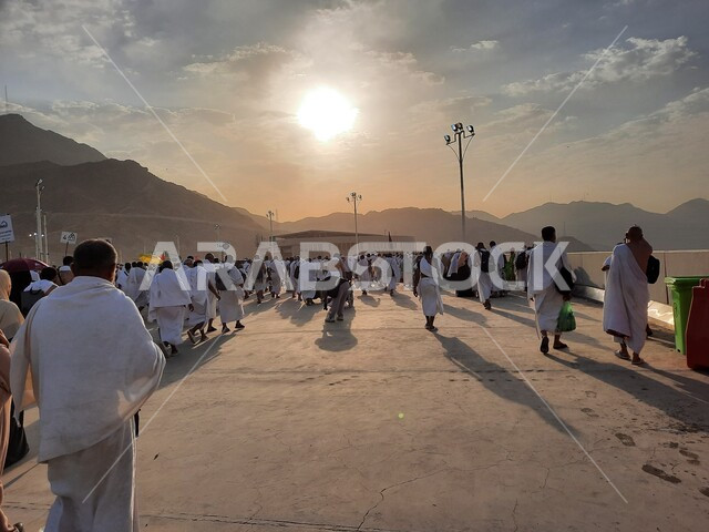 مجموعة من الحجاج يسيرون على جسر الجمرات بمكة المكرمة، أداء مناسك الحج والعمرة, أماكن و معالم دينية إسلامية مقدسة في المملكة العربية السعودية, زيارة بيت الله الحرام في وقت النهار