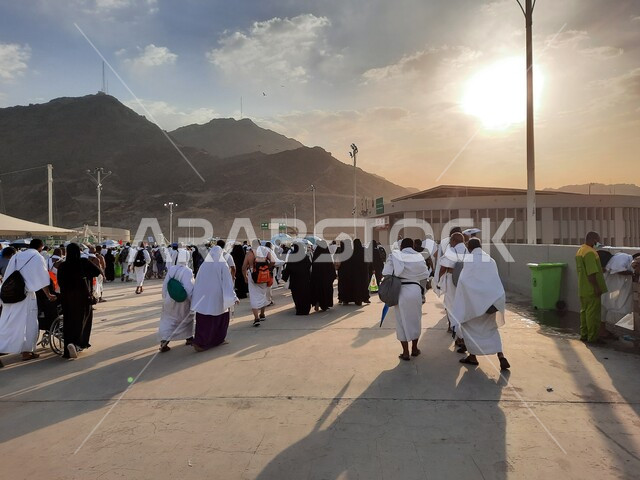 مجموعة من الحجاج يسيرون على جسر الجمرات بمكة المكرمة، أداء مناسك الحج والعمرة, أماكن و معالم دينية إسلامية مقدسة في المملكة العربية السعودية, زيارة بيت الله الحرام في وقت النهار
