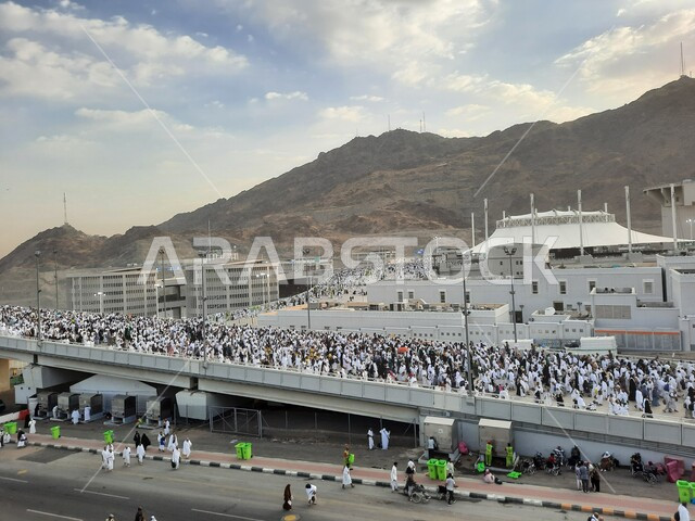 زيارة بيت الله الحرام في وقت النهار، مجموعة من الحجاج يسيرون على جسر الجمرات بمكة المكرمة، أداء مناسك الحج والعمرة, أماكن و معالم دينية إسلامية مقدسة في المملكة العربية السعودية