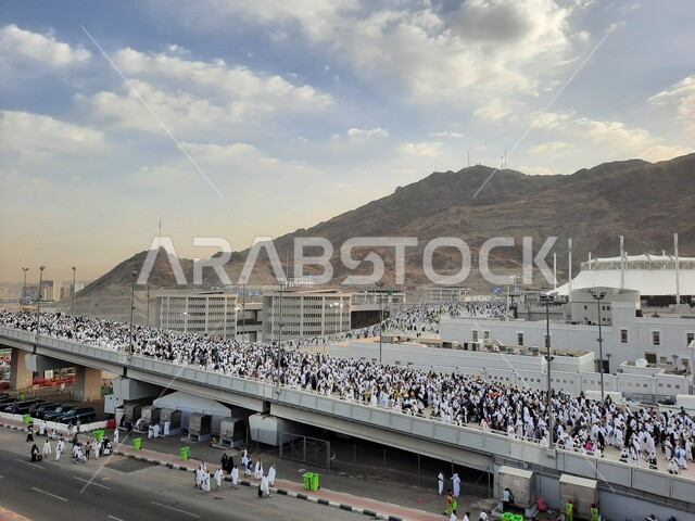 زيارة بيت الله الحرام في وقت النهار، مجموعة من الحجاج يسيرون على جسر الجمرات بمكة المكرمة، أداء مناسك الحج والعمرة, أماكن و معالم دينية إسلامية مقدسة في المملكة العربية السعودية