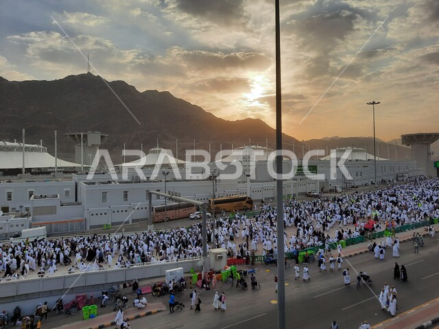 زيارة بيت الله الحرام في وقت النهار، مجموعة من الحجاج يسيرون على جسر الجمرات بمكة المكرمة، أداء مناسك الحج والعمرة, أماكن و معالم دينية إسلامية مقدسة في المملكة العربية السعودية