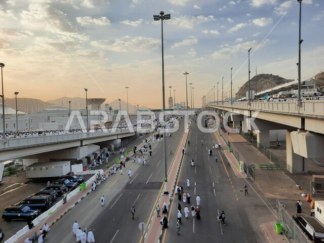 زيارة بيت الله الحرام في وقت النهار، مجموعة من الحجاج يسيرون على جسر الجمرات بمكة المكرمة، أداء مناسك الحج والعمرة, أماكن و معالم دينية إسلامية مقدسة في المملكة العربية السعودية