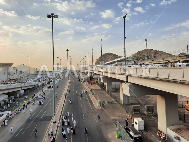 زيارة بيت الله الحرام في وقت النهار، مجموعة من الحجاج يسيرون على جسر الجمرات بمكة المكرمة، أداء مناسك الحج والعمرة, أماكن و معالم دينية إسلامية مقدسة في المملكة العربية السعودية