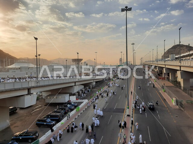 زيارة بيت الله الحرام في وقت النهار، مجموعة من الحجاج يسيرون على جسر الجمرات بمكة المكرمة، أداء مناسك الحج والعمرة, أماكن و معالم دينية إسلامية مقدسة في المملكة العربية السعودية