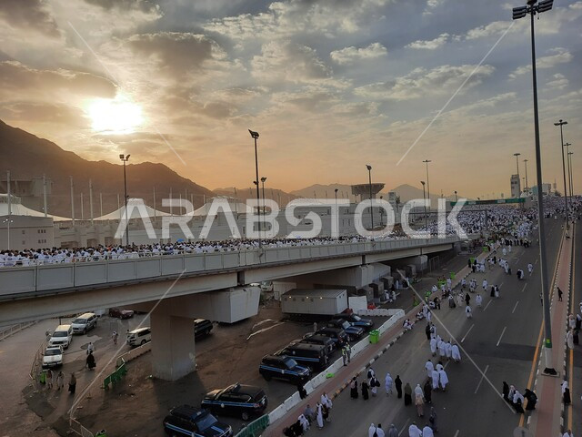 زيارة بيت الله الحرام في وقت النهار، مجموعة من الحجاج يسيرون على جسر الجمرات بمكة المكرمة، أداء مناسك الحج والعمرة, أماكن و معالم دينية إسلامية مقدسة في المملكة العربية السعودية