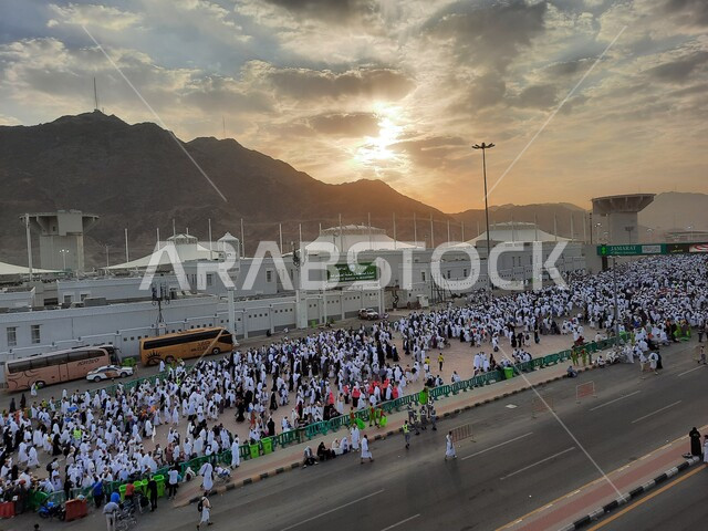 مجموعة من الحجاج يسيرون على جسر الجمرات بمكة المكرمة، أداء مناسك الحج والعمرة, أماكن و معالم دينية إسلامية مقدسة في المملكة العربية السعودية, زيارة بيت الله الحرام في وقت النهار