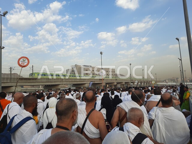  أداء مناسك الحج والعمرة، مجموعة من الحجاج يسيرون على جسر الجمرات بمكة المكرمة، أماكن و معالم دينية إسلامية مقدسة في المملكة العربية السعودية, زيارة بيت الله الحرام في وقت النهار