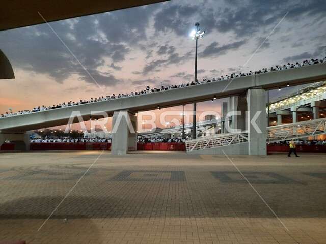 مجموعة من الحجاج يسيرون على جسر الجمرات بمكة المكرمة، أداء مناسك الحج والعمرة, أماكن و معالم دينية إسلامية مقدسة في المملكة العربية السعودية, زيارة بيت الله الحرام في وقت الليل