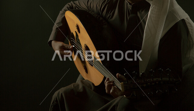 ممارسة هواية العزف باستخدام آلة العود، مواهب فنية موسيقية، رجل عربي خليجي سعودي  فنان يقدم البرامج والفنون الموسيقية والفن المسرحي، الإستمتاع بالعزف على الآلة الوترية، جلسة وناسة وطرب، انشطة ترفيهية