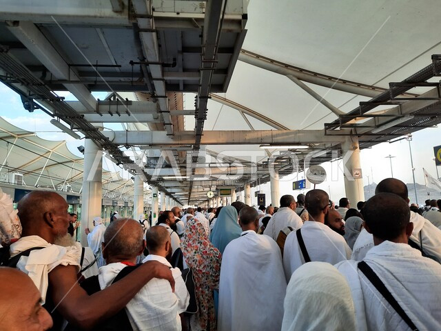 صورة لحجاج بيت الله الحرام بملابس الإحرام البيضاء يتنقلون عبر قطار الحرمين السريع في مكة المكرمة ، محطة الرصيفة في مكة المكرمة ، خدمات نقل الحجاج للمسجد الحرام ، خدمات نقل آمنة و مريحة في موسم الحج